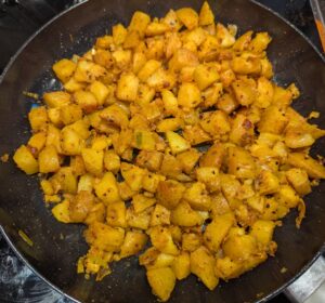 Finished potatoes in the pan.