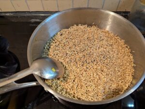 Pan with sautéing grains
